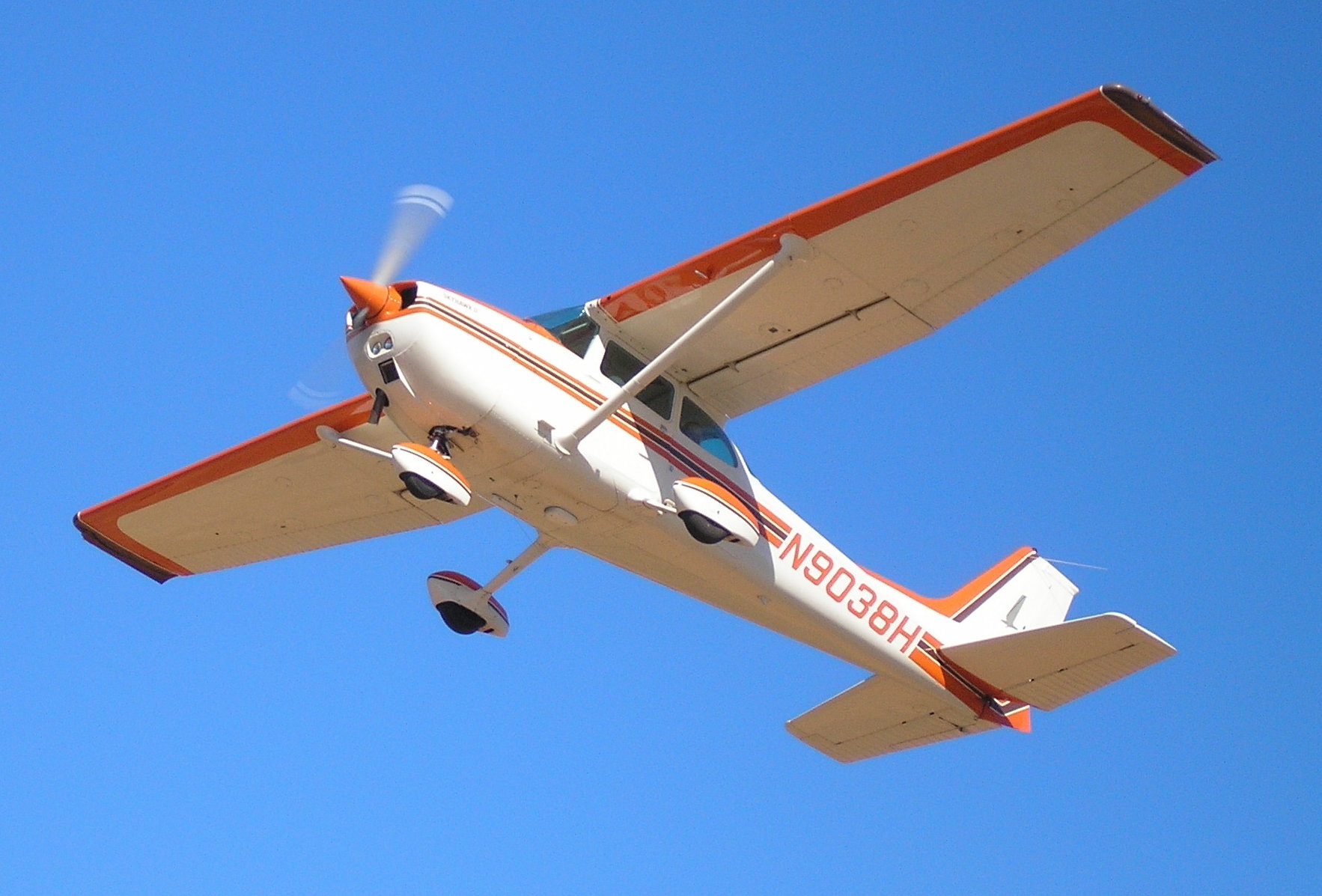 Cessna 172 N9038H - exterior view