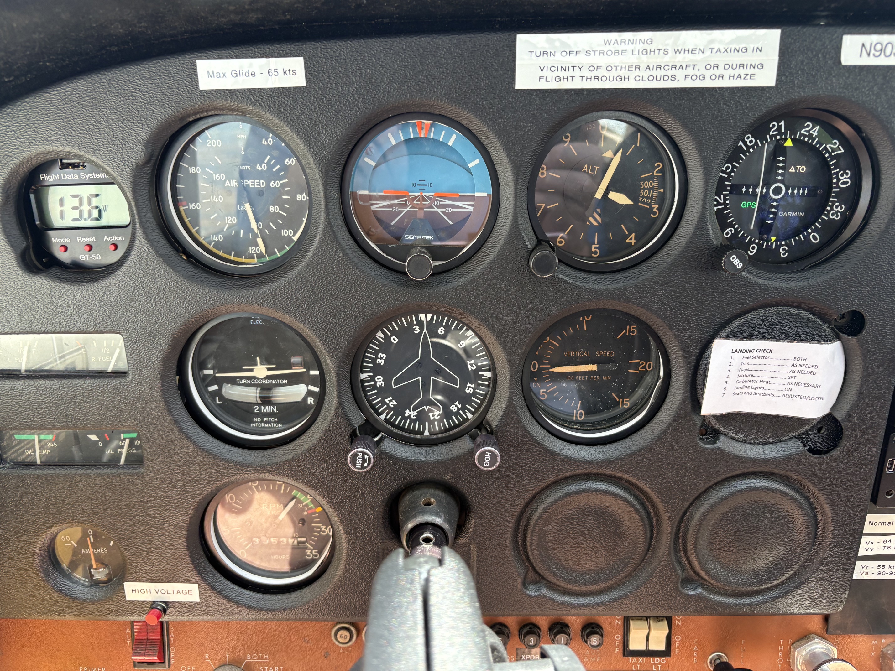 Cessna 172 N9038H - instrument panel right