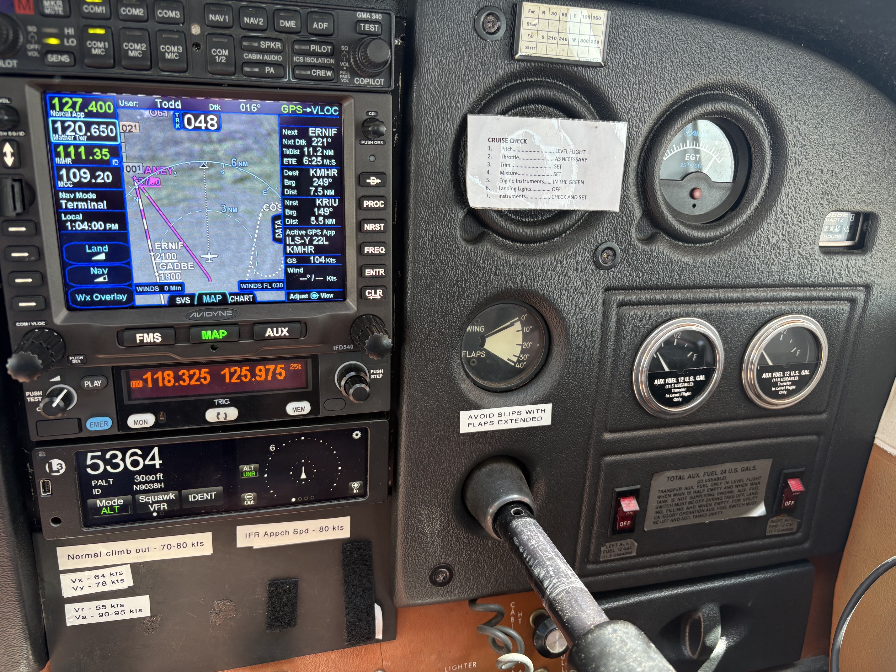 Cessna 172 N9038H - instrument panel right